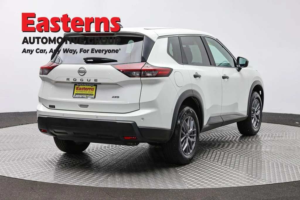 Used 2024 White Nissan S image 5