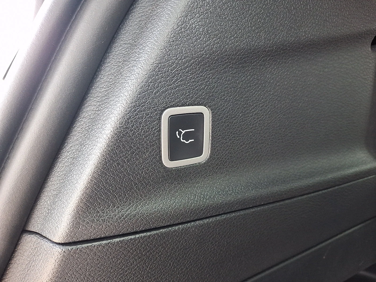 Used 2025 White Chrysler Select image 30
