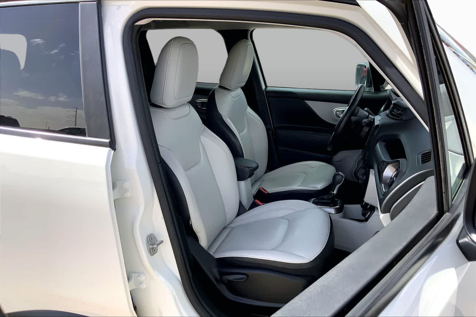 Used 2022 Alpine White Clearcoat Jeep Limited image 9