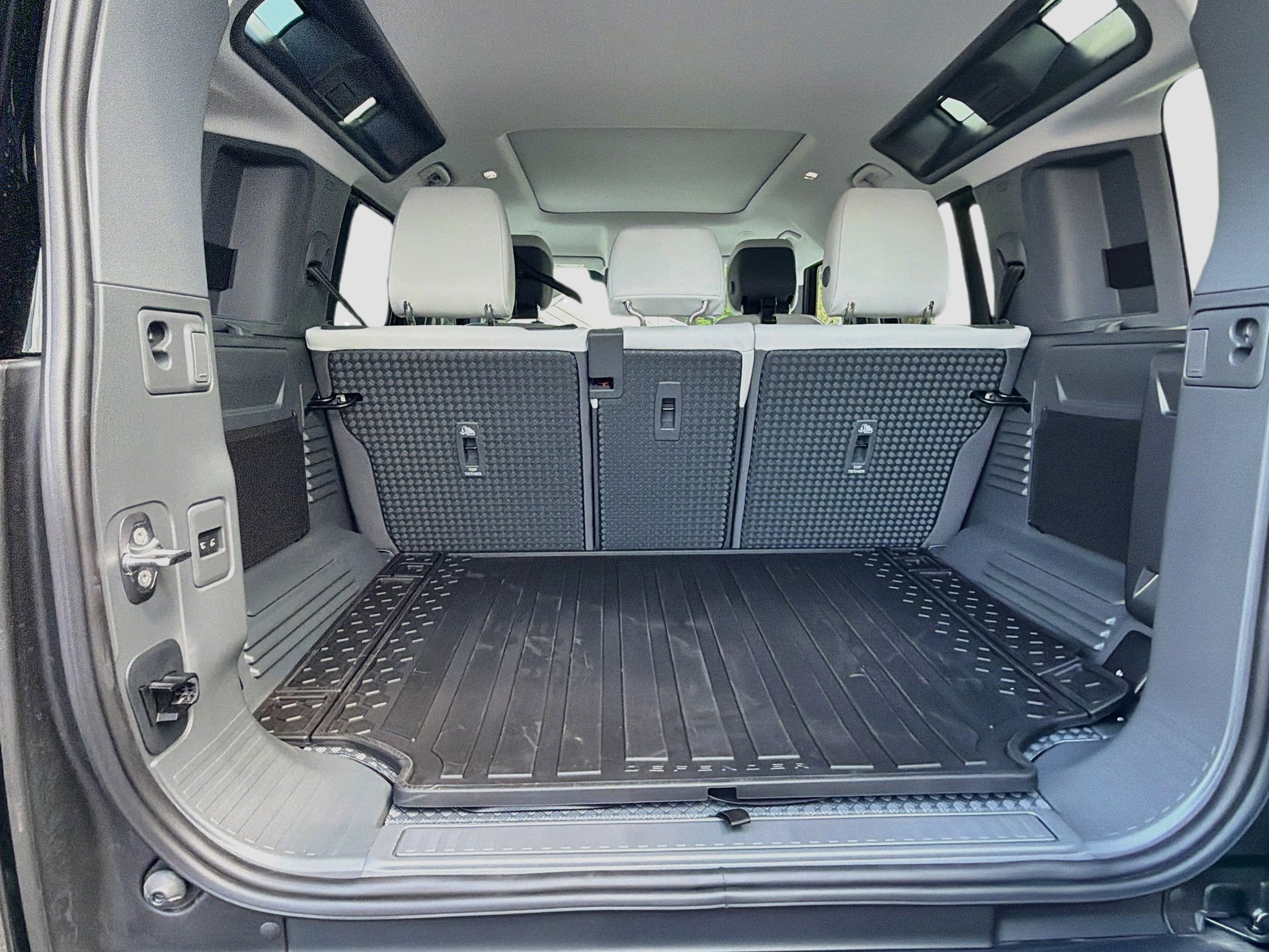New 2026 Santorini Black LAND ROVER X-Dynamic SE image 11