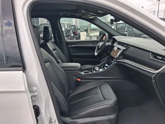 New 2026 Bright White Clear-Coat Exterior Paint Jeep Limited image 25