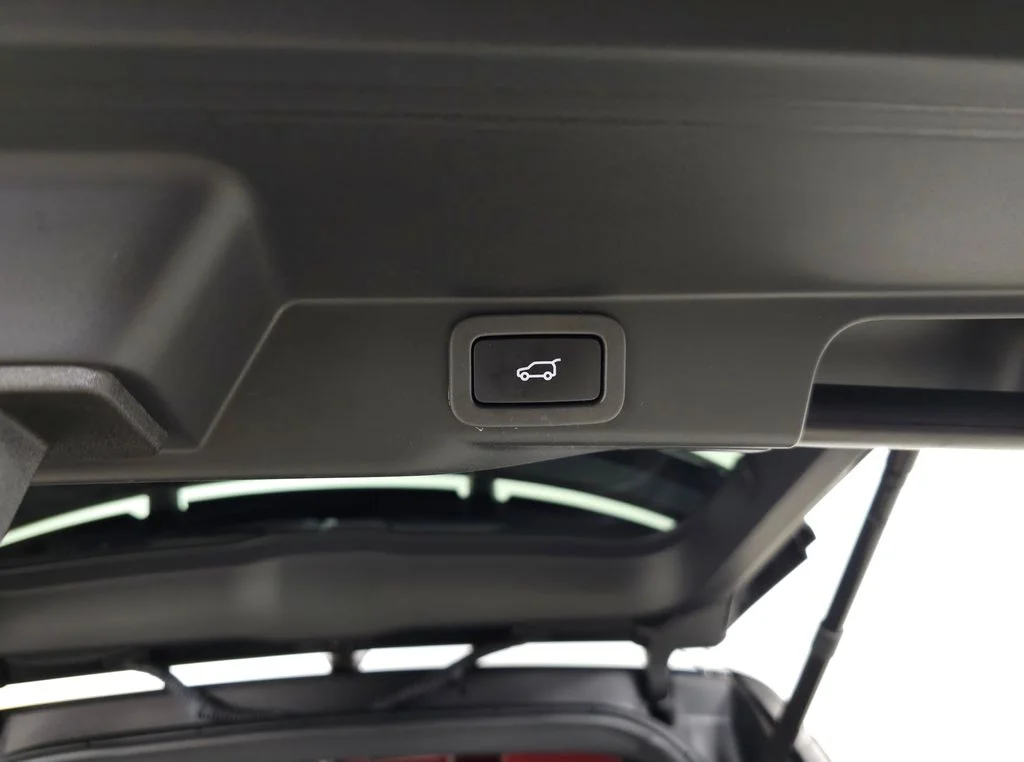 Used 2022 Black Land Rover HSE Dynamic image 7