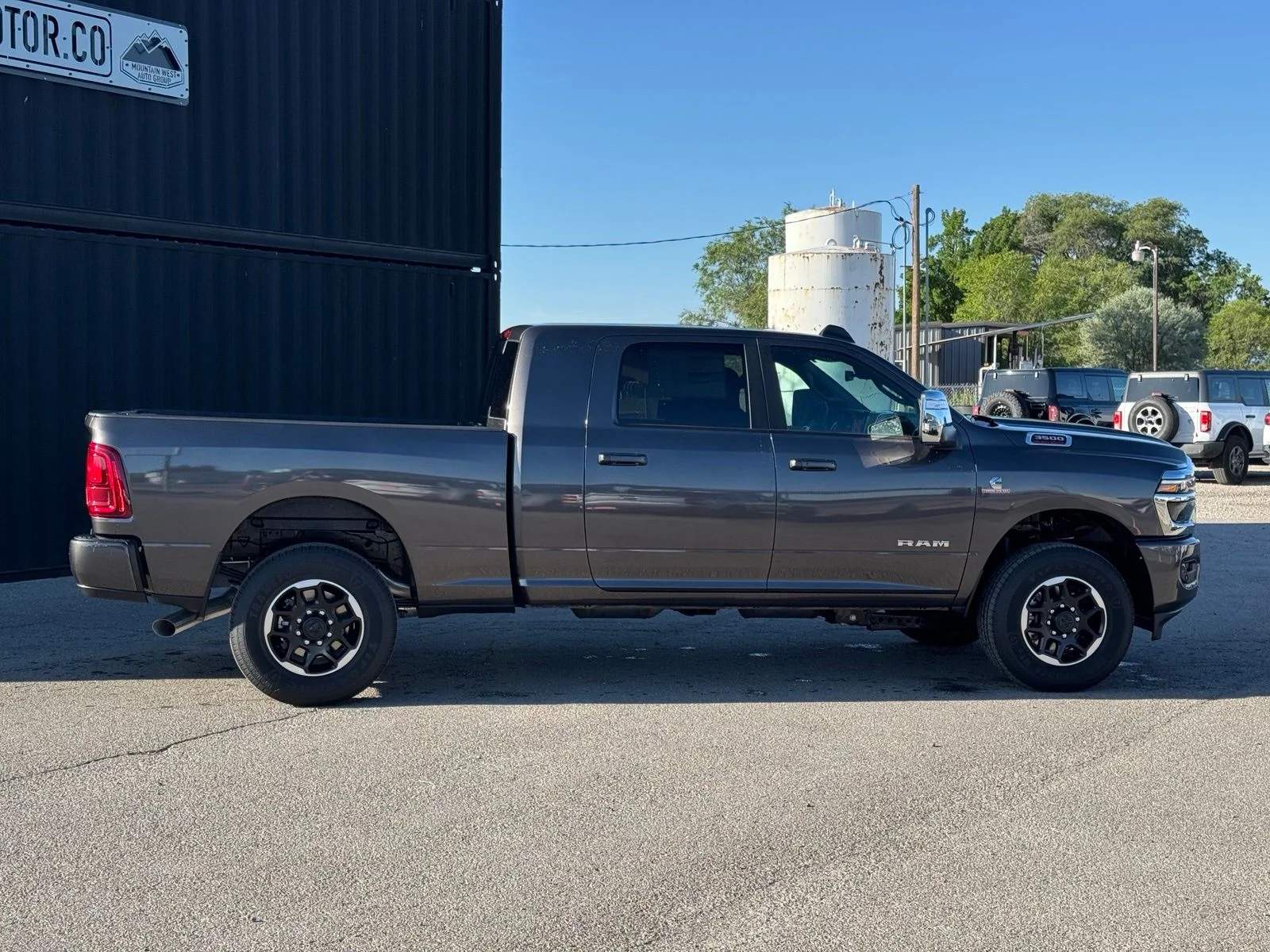 New 2026 Granite Crystal Metallic Clear-Coat Exterior Paint RAM Laramie image 5