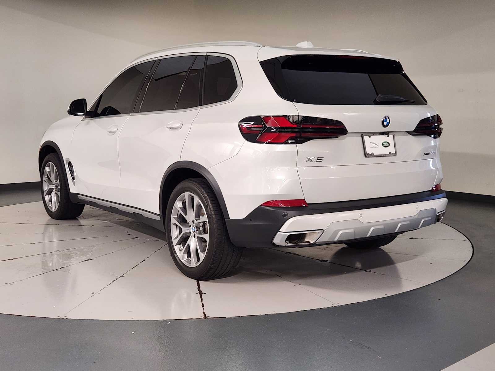 Used 2024 Mineral White Metallic BMW xDrive40i image 6
