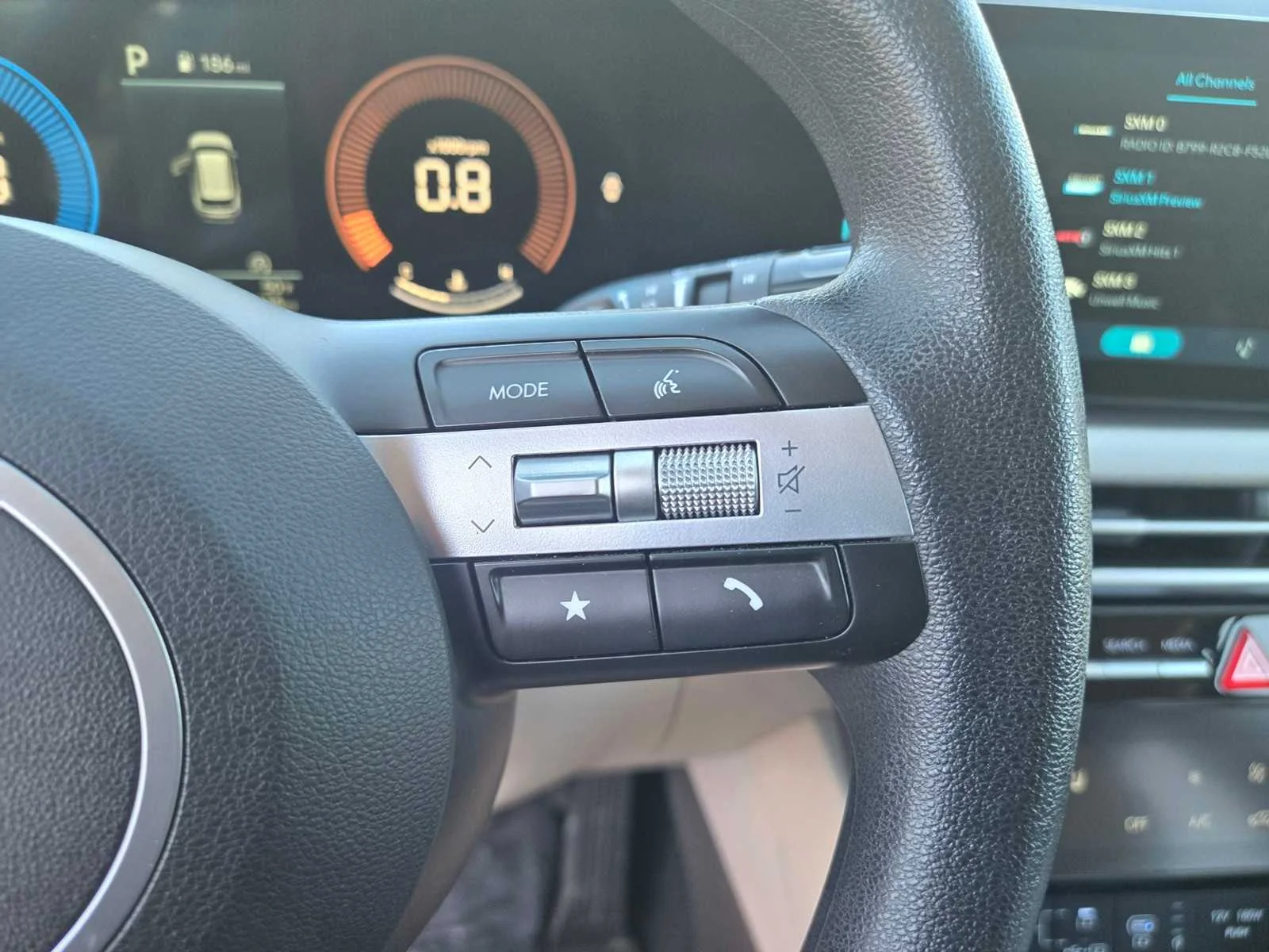Used 2025  Hyundai SEL image 26