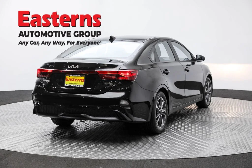 Used 2022 Black Kia LXS image 5