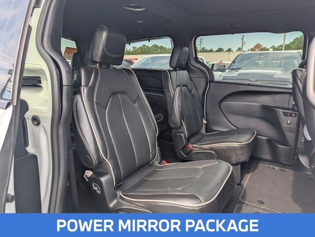 Used 2025 White Chrysler Limited image 29