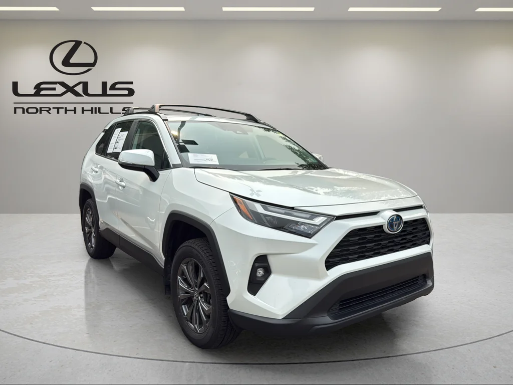 Used 2024 Off-white Toyota XLE Premium image 4
