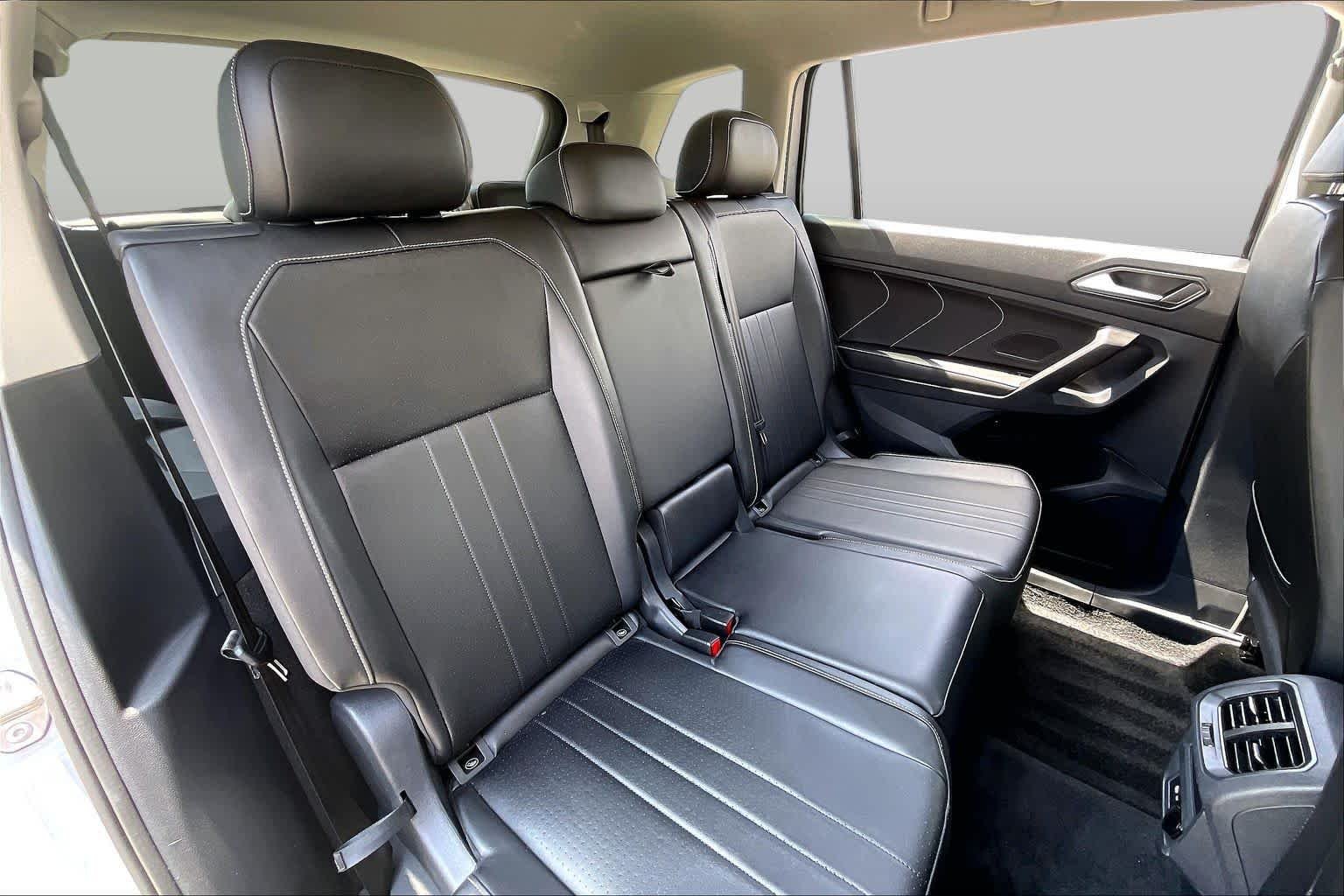 Used 2024 Pyrite Silver Metallic Volkswagen SE image 18