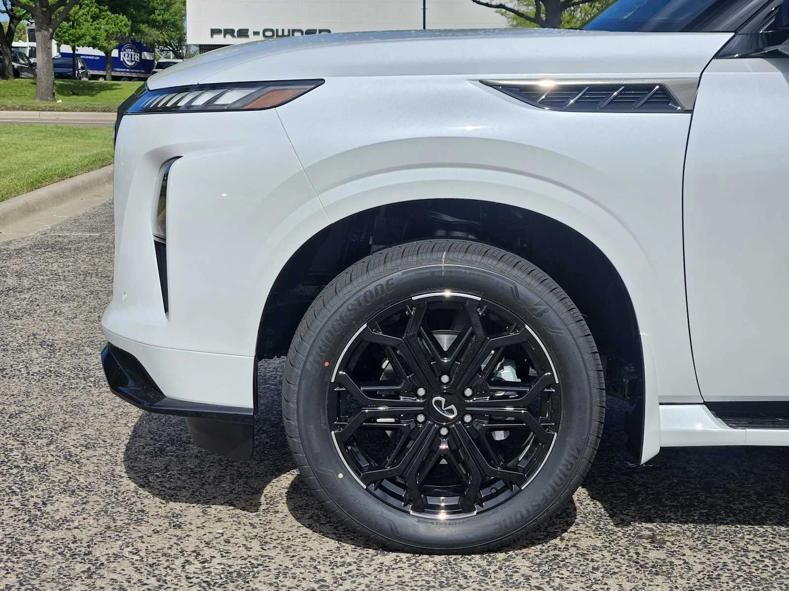 New 2026 RADIANT WHITE INFINITI Sport 4WD image 5