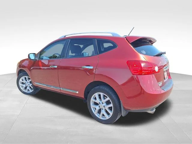 Used 2013 Red Nissan SL image 5