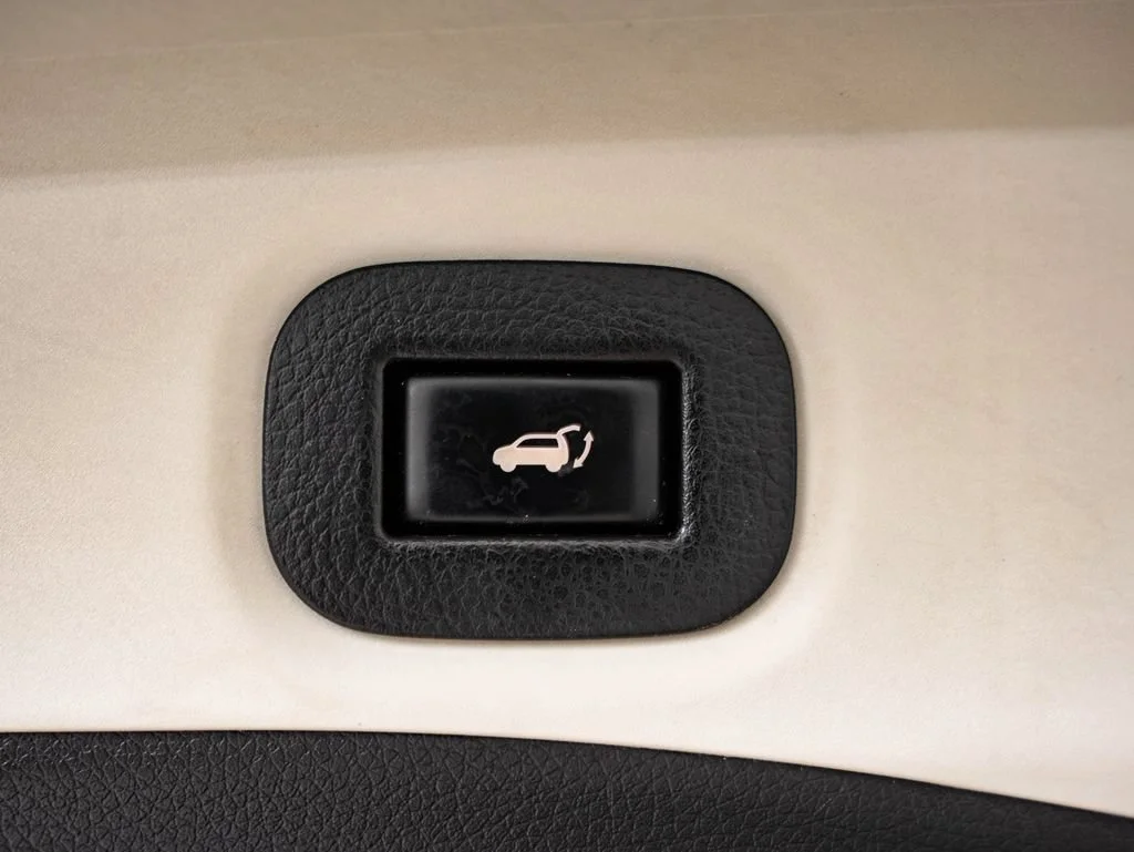 Used 2015 Arctic Blue Metallic Nissan SL image 21