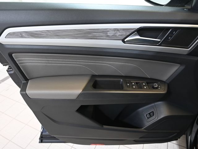 Used 2023 Black Volkswagen 3.6L V6 SE w/Technology image 21