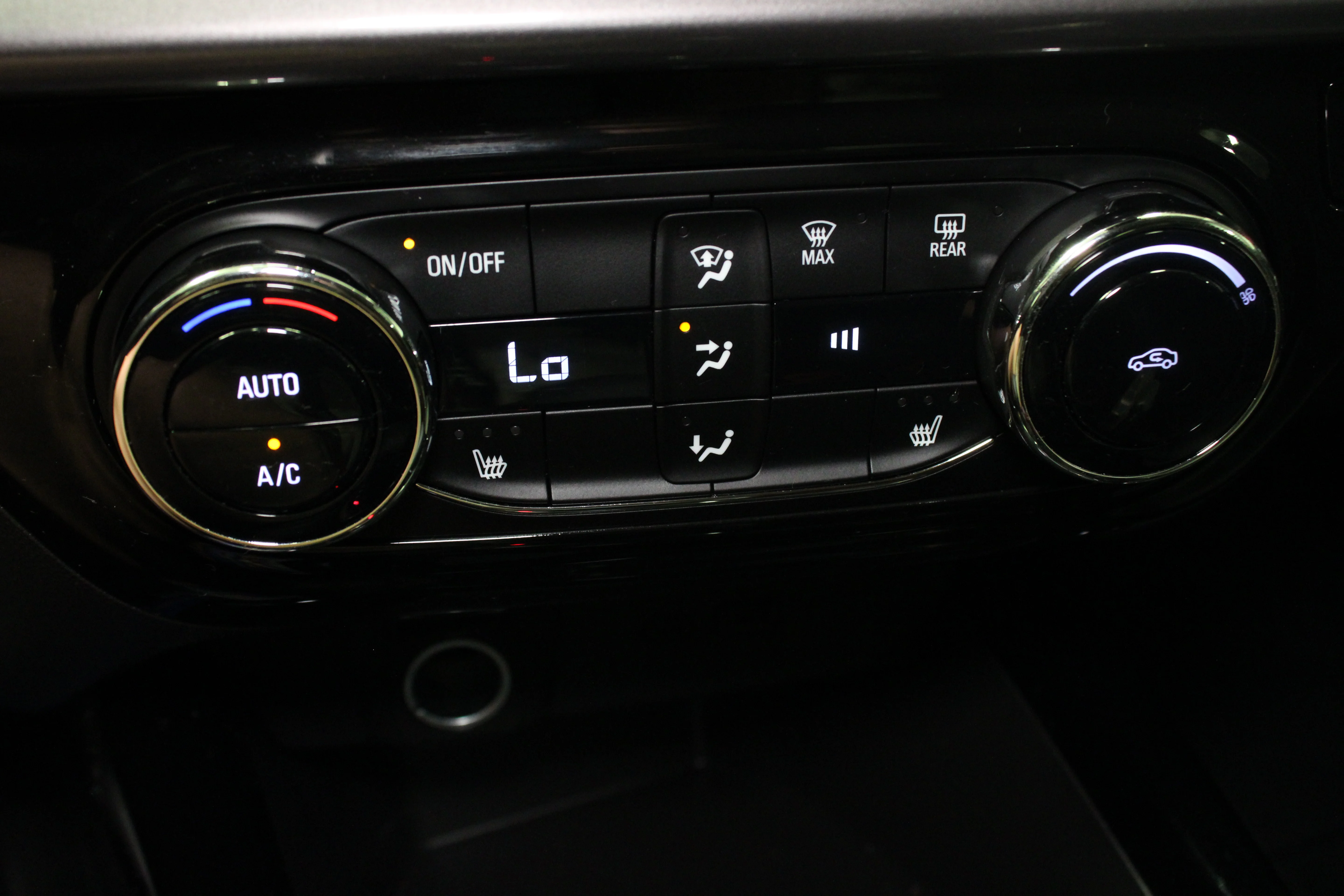 Used 2025 Summit White Chevrolet ACTIV image 24