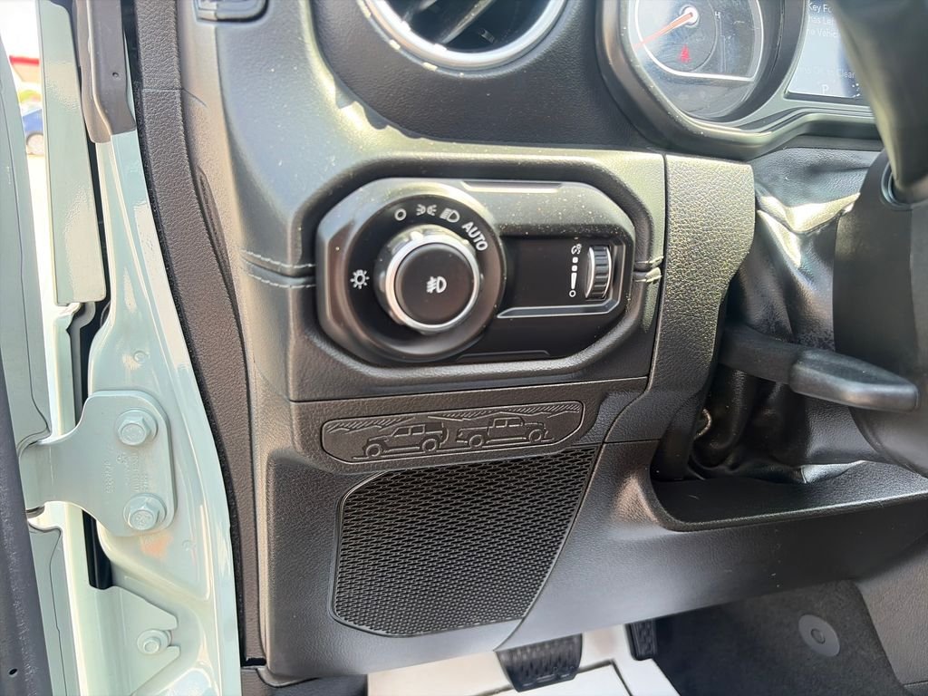 Used 2024 Earl Clearcoat Jeep Sahara image 33
