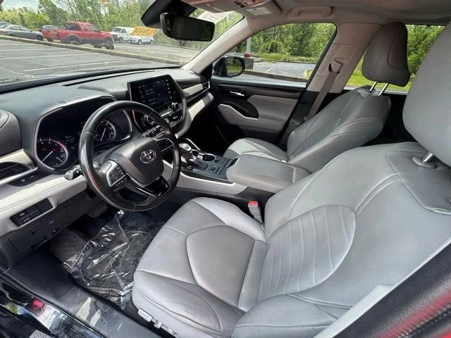 Used 2021 Midnight Black Metallic Toyota XLE image 12