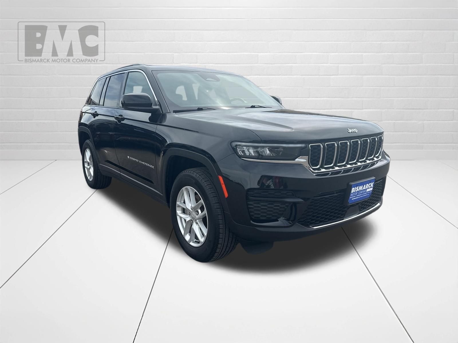Used 2024 Black Jeep Laredo X image 2