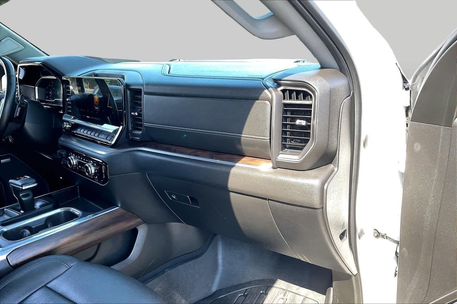 Used 2024 White Frost Tricoat GMC SLT image 18