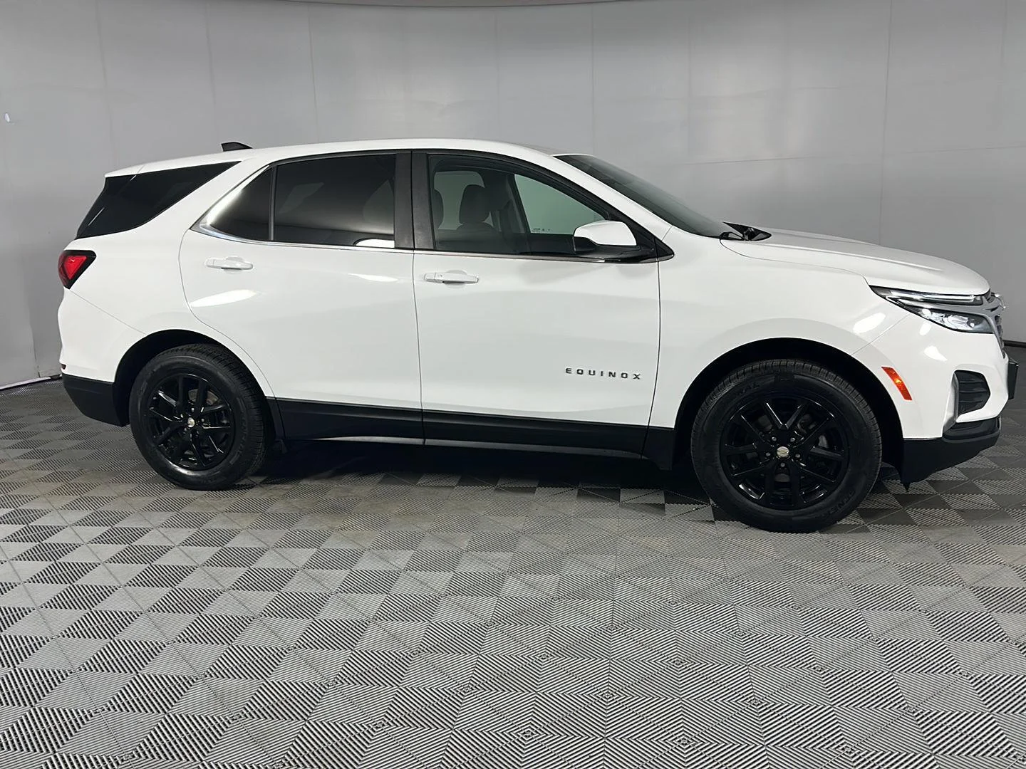 Used 2024 Summit White Chevrolet LT image 8