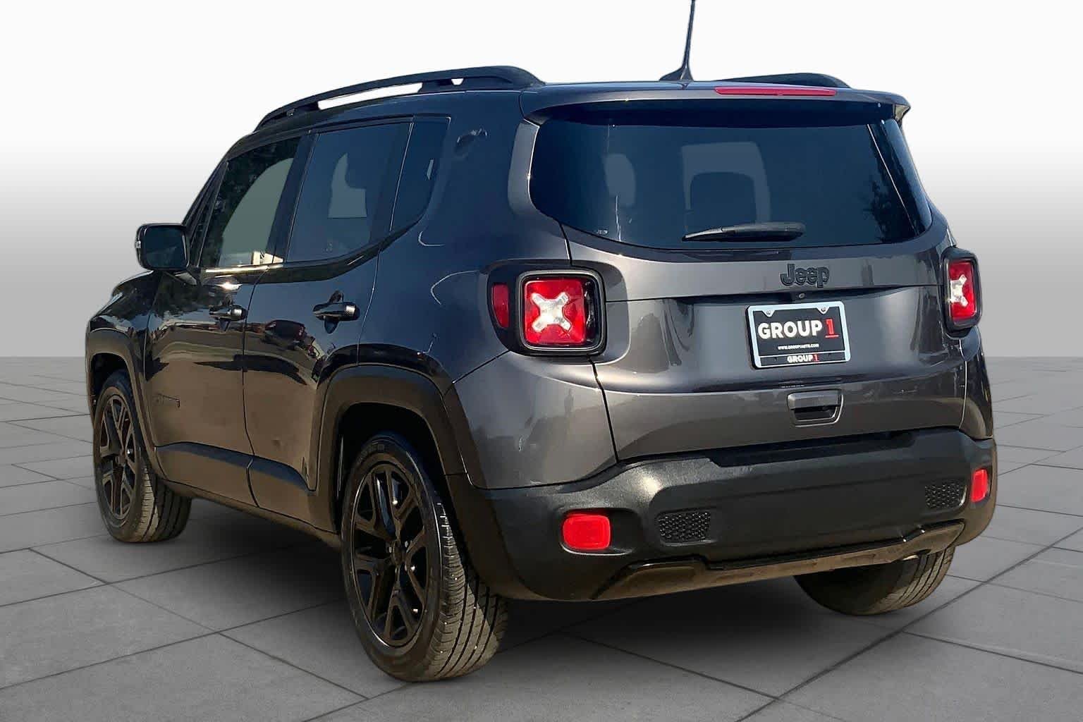 Used 2018 Granite Crystal Metallic Clearcoat Jeep Altitude image 12