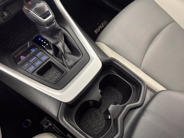 Used 2019 Silver Toyota XLE Premium image 17