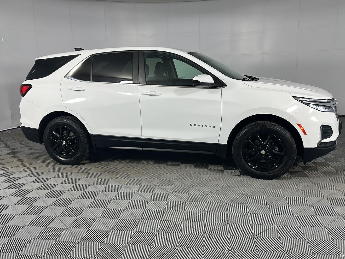 Used 2024 Summit White Chevrolet LT image 8