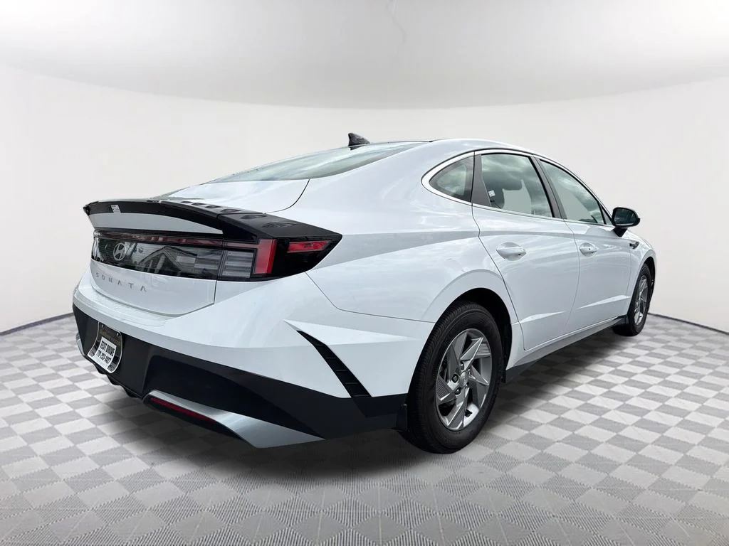 Used 2025 White Hyundai SE image 5