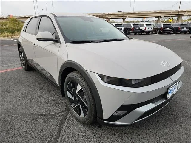 New 2026 Cyber Gray Hyundai SE image 6