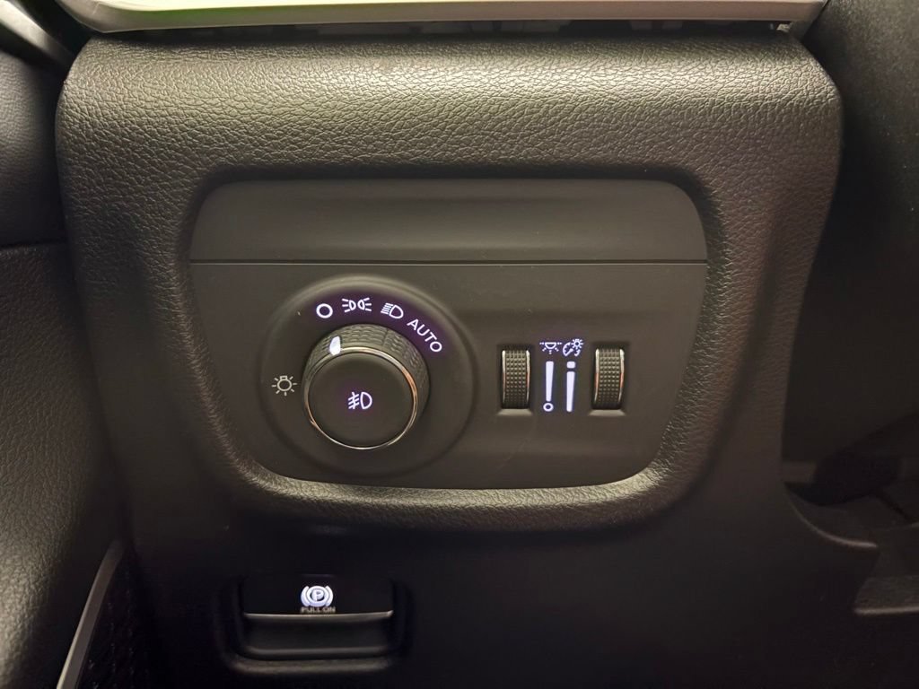 Used 2021 White Jeep Limited 4x4 image 12