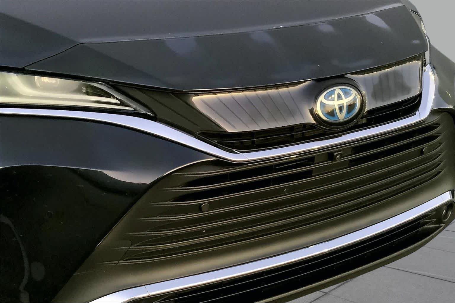 Used 2024 Titanium Glow Toyota LE image 27