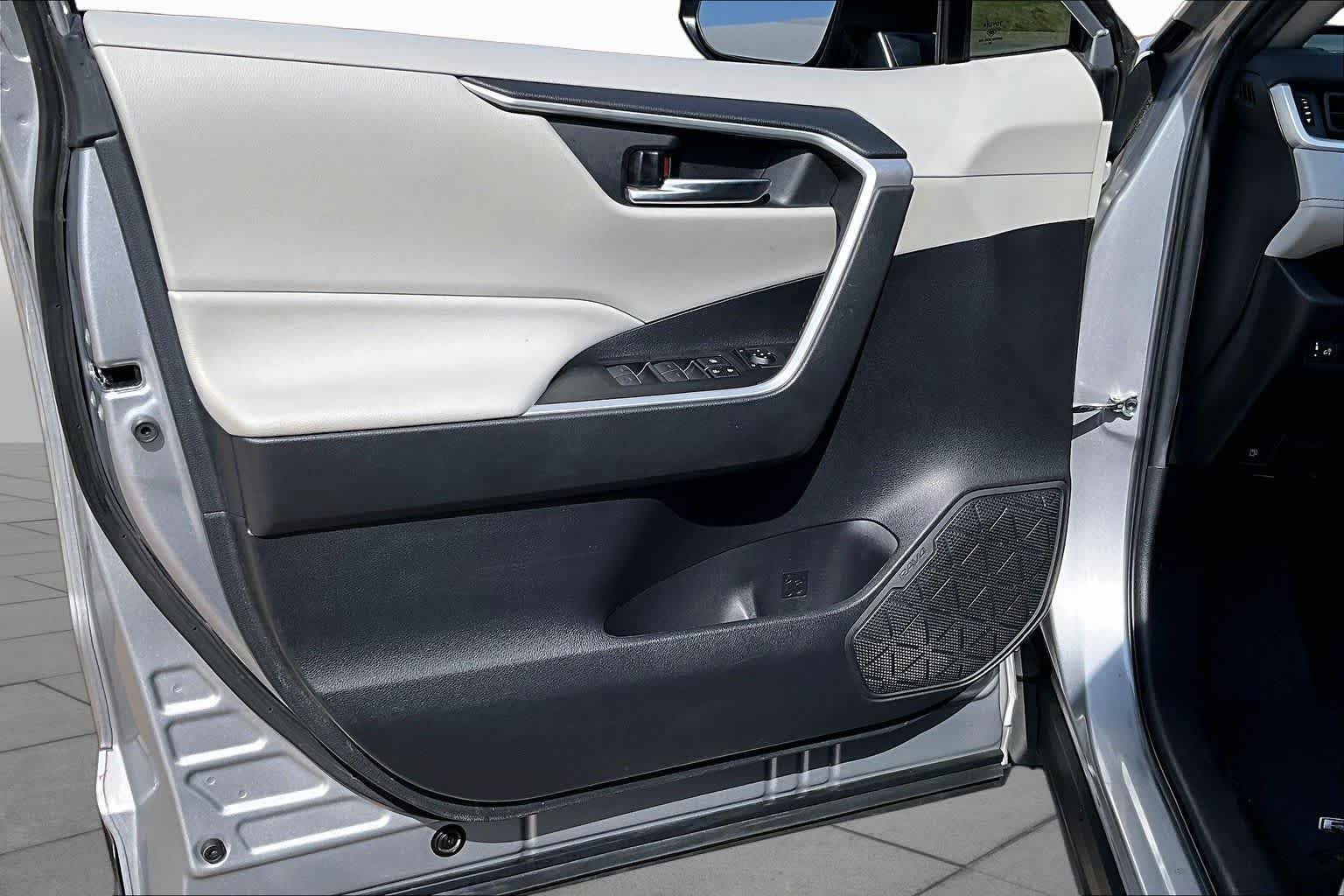 Used 2024 Silver Sky Metallic Toyota Hybrid XLE Premium image 24