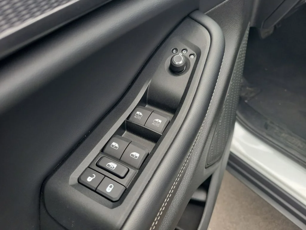 Used 2025 White Jeep Laredo image 13