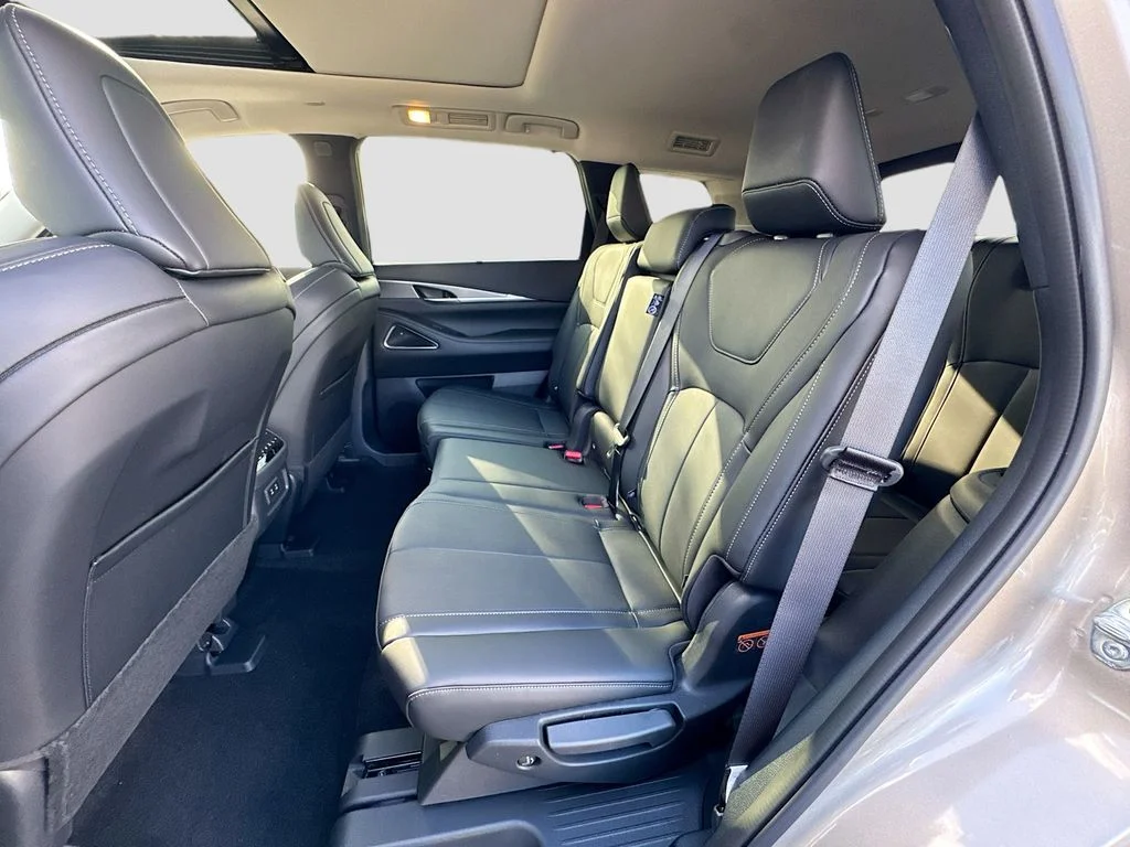 Certified Used 2026 Silver INFINITI LUXE image 27