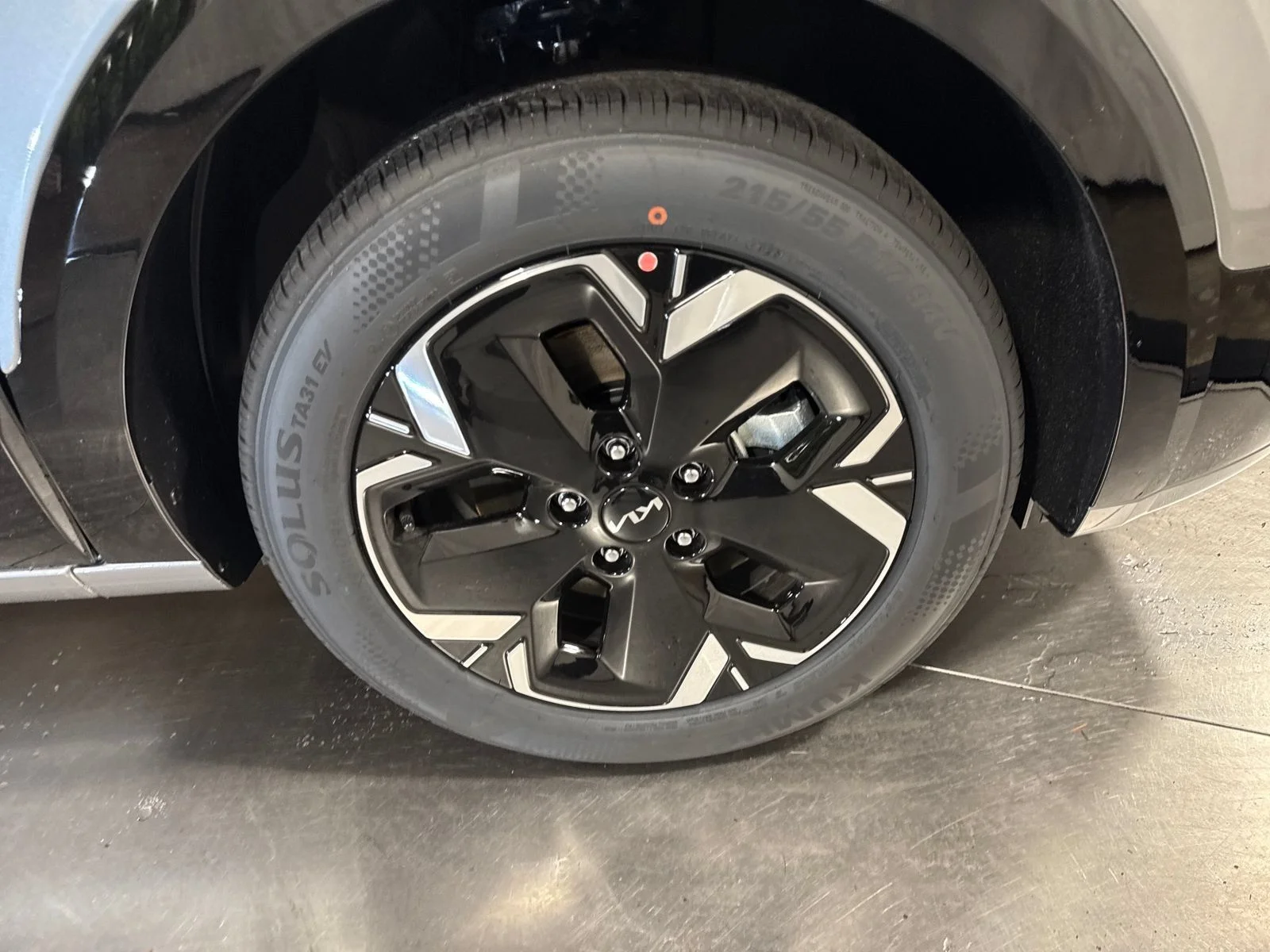New 2026 Steel Gray Kia Wind image 15
