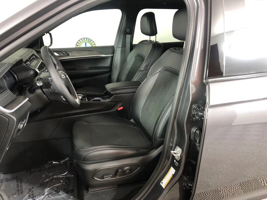 New 2026 Baltic Gray Metallic Clear-Coat Exterior Paint Jeep Laredo image 8