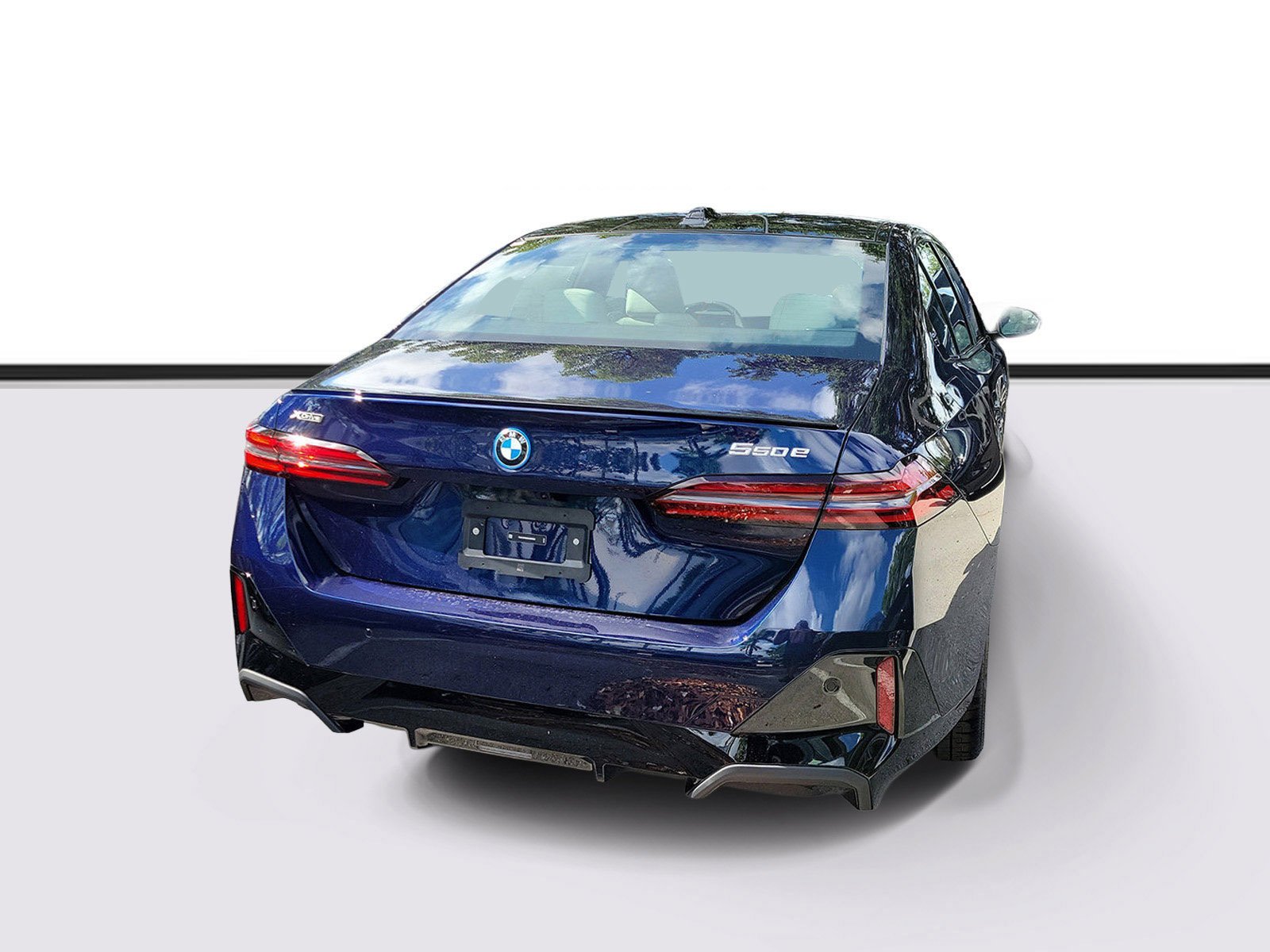 New 2027 Tanzanite Blue II Metallic BMW 550e xDrive image 4