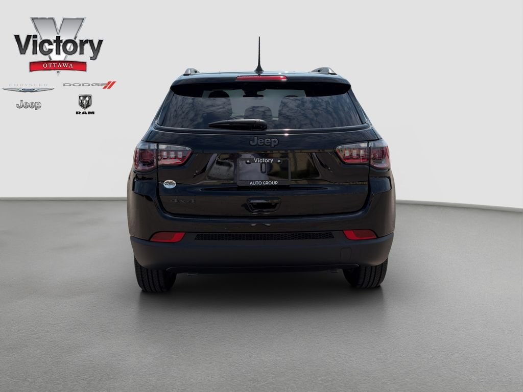 New 2026 Diamond Black Crystal Pearlcoat Jeep Latitude image 5