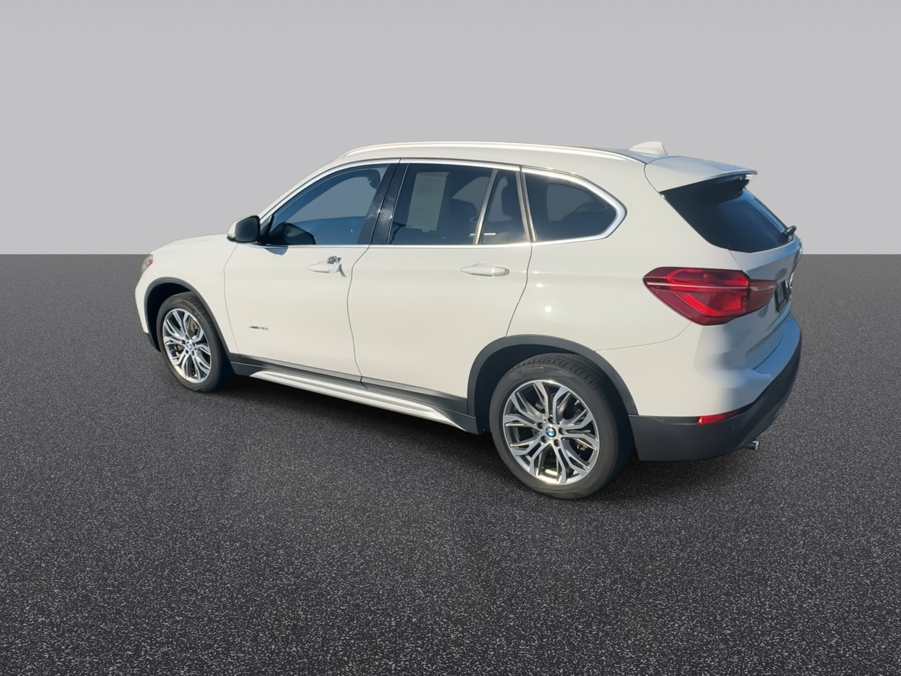 Used 2017 Alpine White BMW xDrive28i image 6