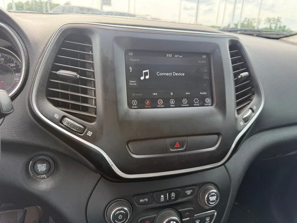 Used 2019 Silver Jeep Latitude Plus image 8