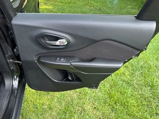 Used 2014 Black Jeep Latitude image 40
