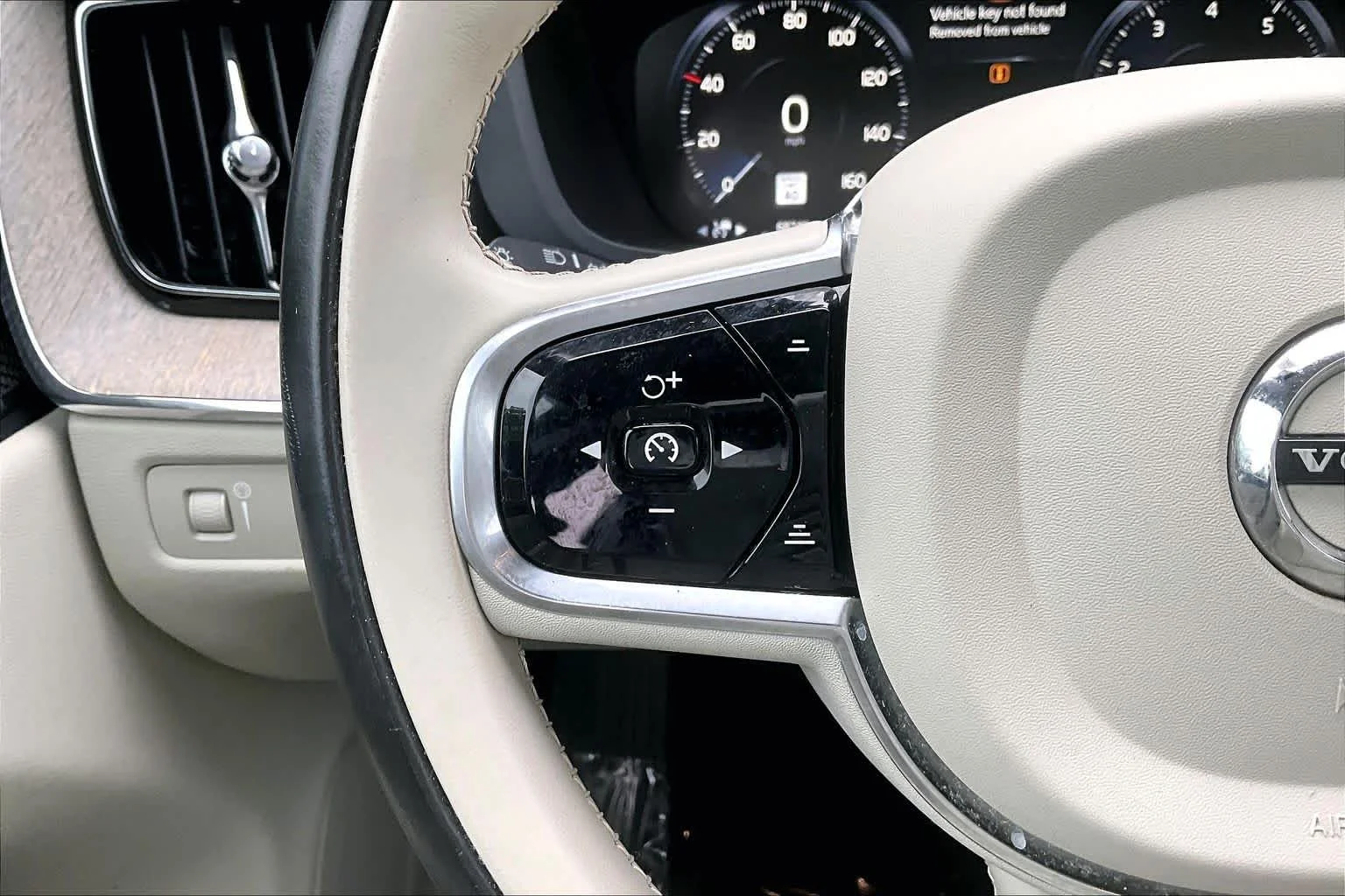Used 2019 Bright Silver Metallic Volvo Inscription image 24