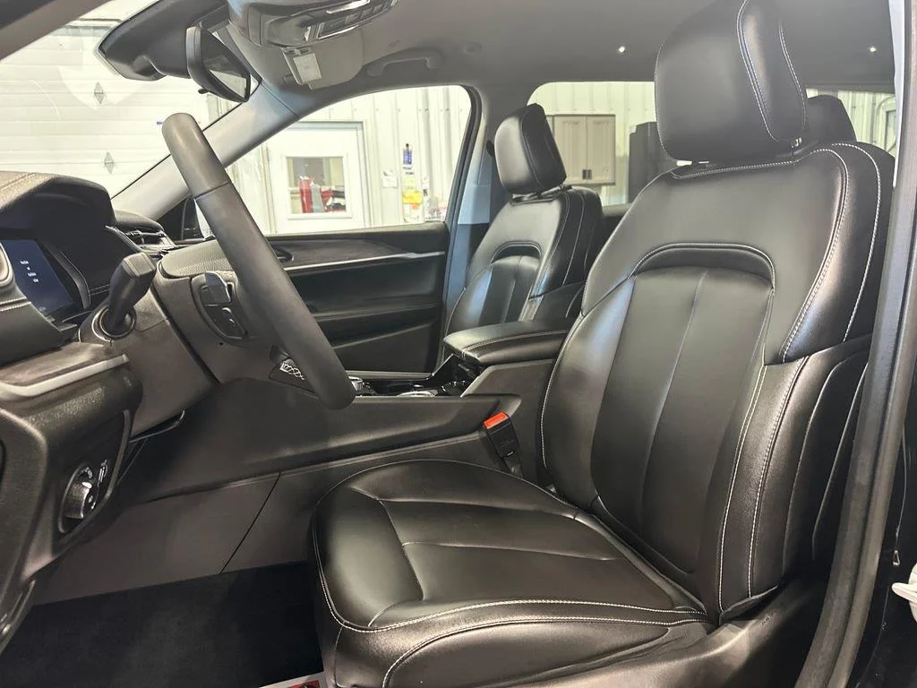 Used 2023 Diamond Black Crystal Pearlcoat Jeep Limited image 15