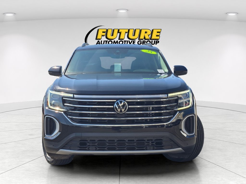 Used 2025  Volkswagen 2.0T SE w/Technology image 2