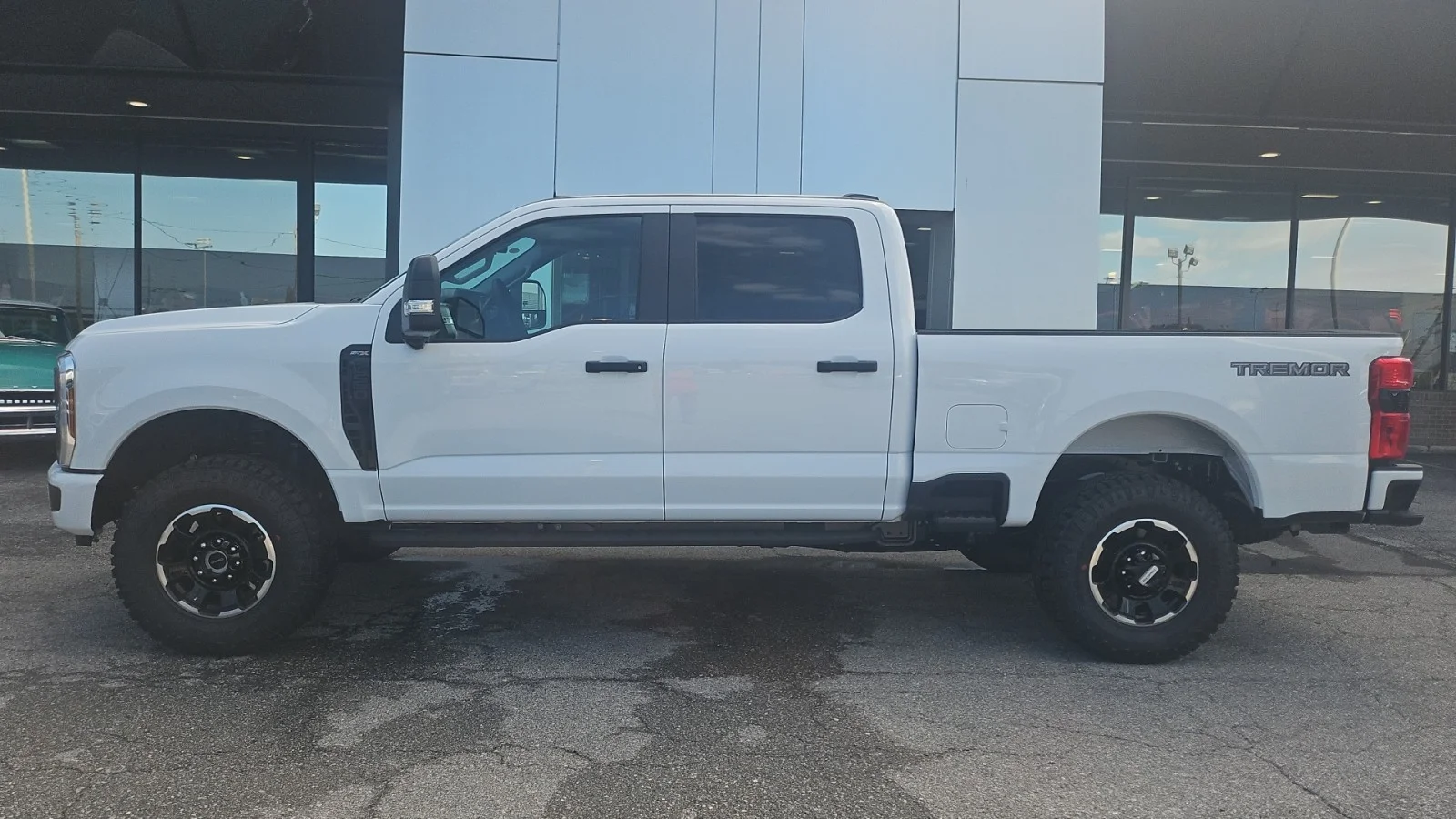 New 2027 Oxford White Ford XL 4WD image 2