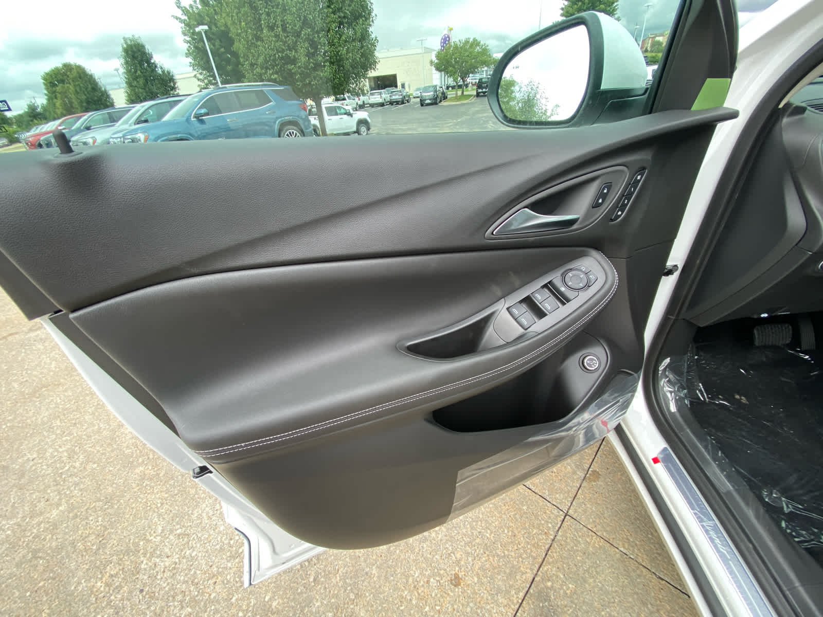 New 2026 White Frost Tricoat Buick Avenir image 6