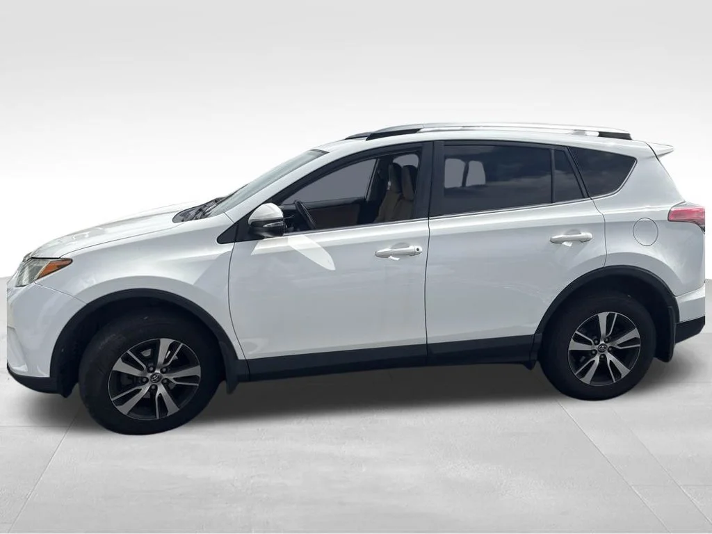 Used 2018 White Toyota XLE image 2