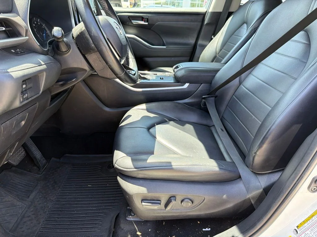 Used 2021 White Toyota XLE image 19