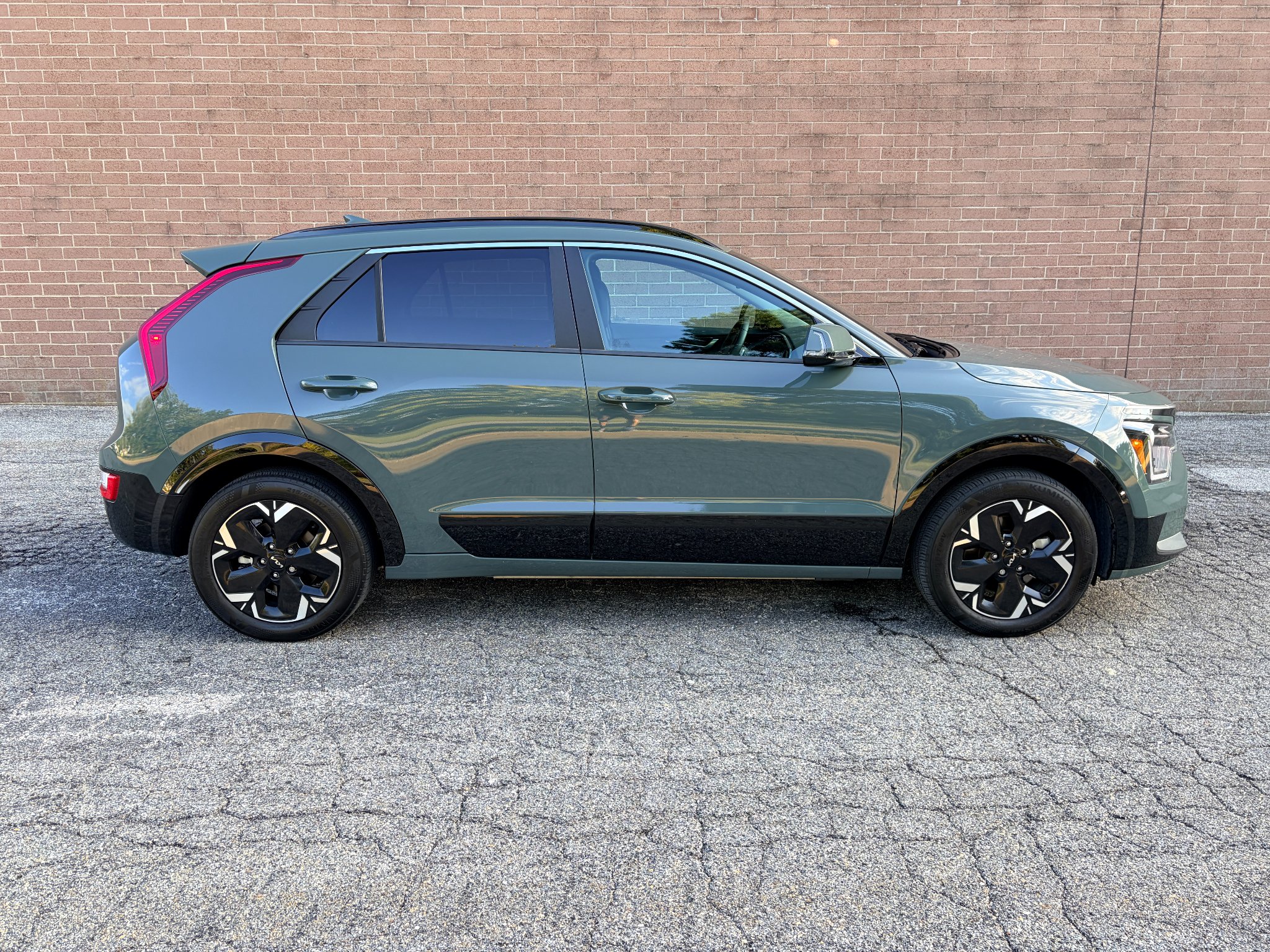 Used 2024 Cityscape Green Kia Wind image 6
