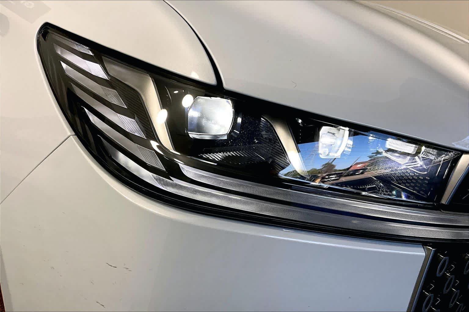 Used 2025 Crystal White Metallic Clearcoat Lincoln Reserve image 41