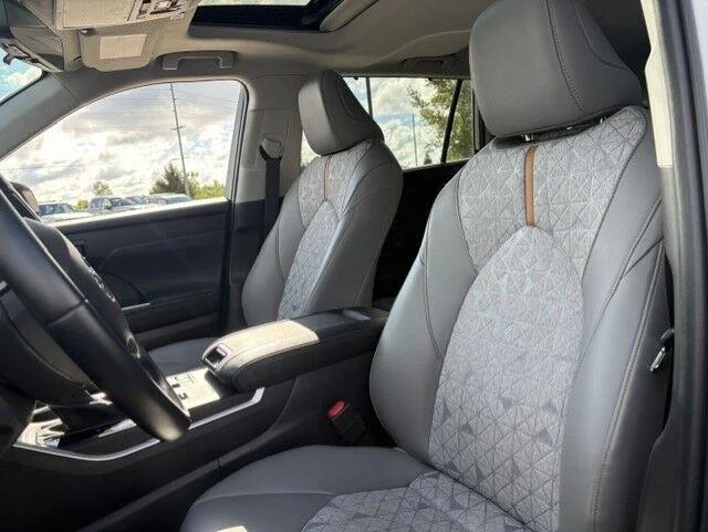 Used 2023 Wind Chill Pearl Toyota Bronze Edition image 6
